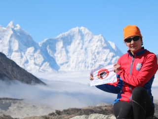 Юлия Аргунова на фоне горы Тамсерку, 6623 м (Гималаи, 2016)