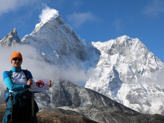 Юлия Аргунова в Непале, на заднем плане Ама-Даблам (Гималаи, 2016)