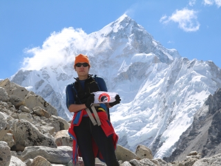 Юлия Аргунова на фоне Пика Нупцзе, 7861 м (Гималаи, 2016)
