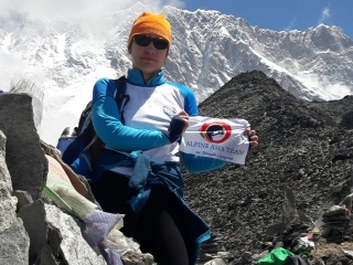 Юлия Аргунова на вершине Чукунг Ри (5560 м.), на заднем фоне стена Лходзе, 8516 м. Гималаи